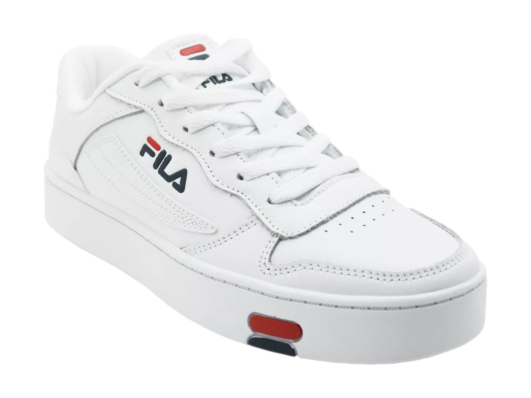 Tenis blancos FILA de plataforma con detalles en azul y rojo y suela gruesa.