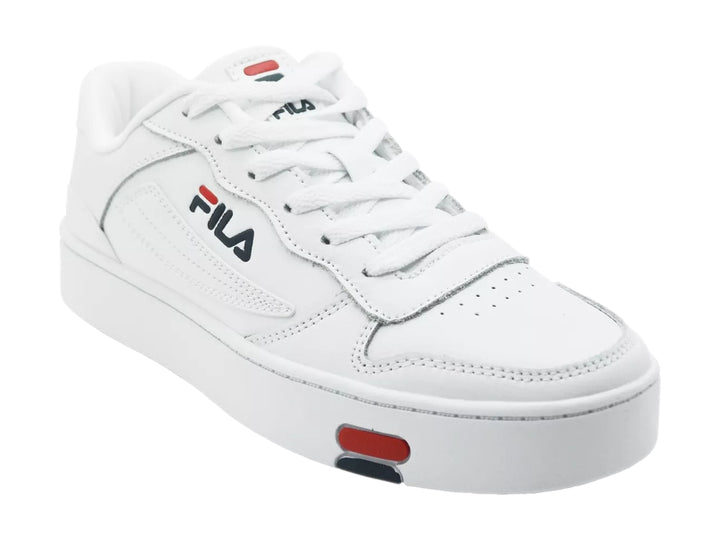 Tenis blancos FILA de plataforma con detalles en azul y rojo y suela gruesa.