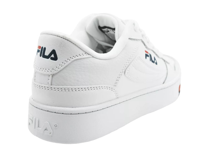 Tenis blancos FILA de plataforma con detalles en azul y rojo y suela gruesa.