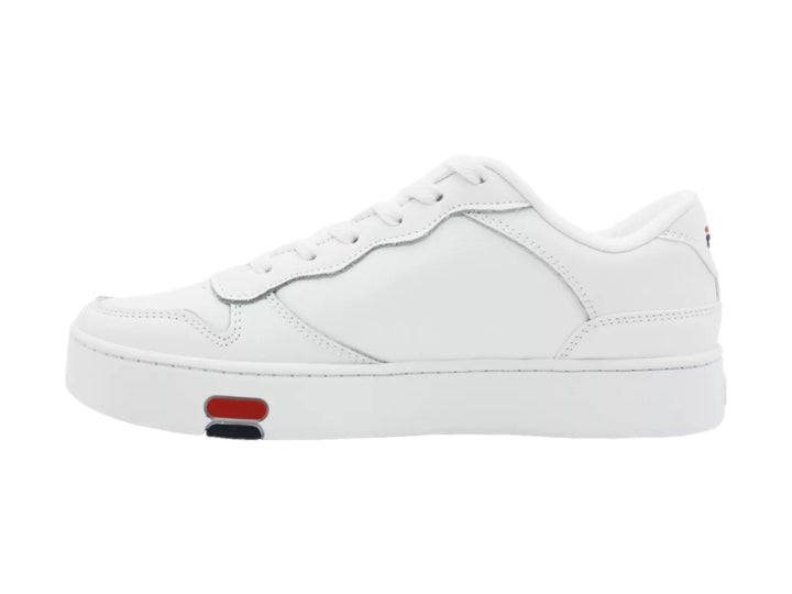 Tenis blancos FILA de plataforma con detalles en azul y rojo y suela gruesa.