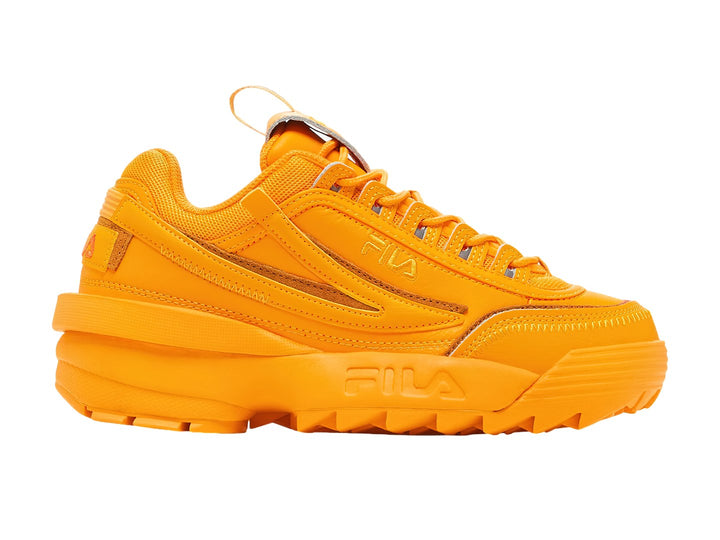 Tenis FILA Disruptor II Exp en color amarillo radiante y naranja con suela robusta y dentada.
