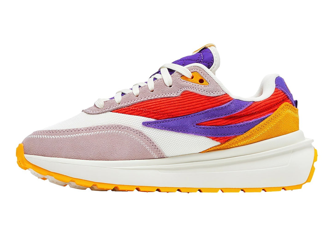 Tenis FILA multicolor en blanco, lila, rojo y naranja con suela blanca y base naranja.