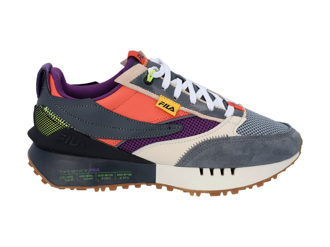 Tenis deportivos FILA multicolor en tonos gris, naranja y púrpura con suela marrón dentada.