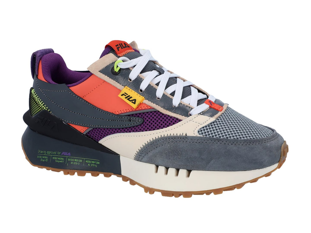 Tenis deportivos FILA multicolor en tonos gris, naranja y púrpura con suela marrón dentada.