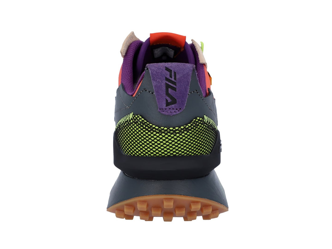 Tenis deportivos FILA multicolor en tonos gris, naranja y púrpura con suela marrón dentada.