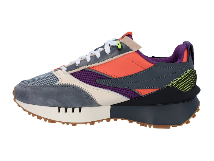 Tenis deportivos FILA multicolor en tonos gris, naranja y púrpura con suela marrón dentada.