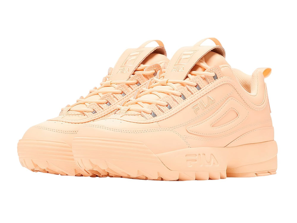 Tenis FILA Disruptor II Premium en color durazno con suela gruesa y cordones.