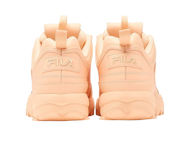 Tenis FILA Disruptor II Premium en color durazno con suela gruesa y cordones.