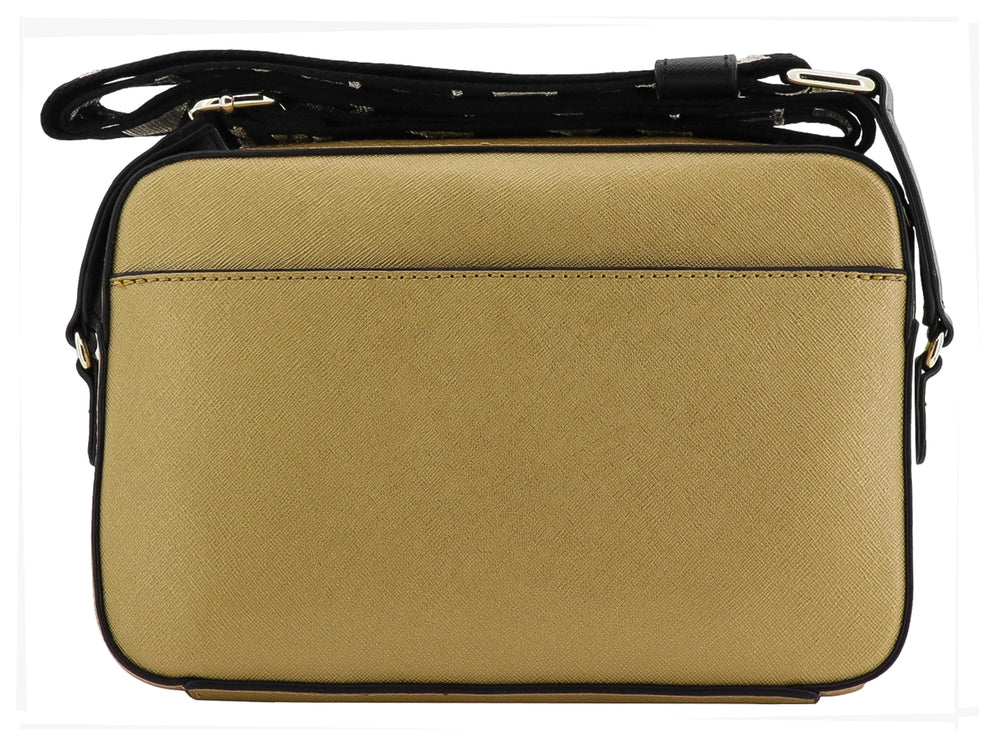 Bolso rectangular dorado con correa negra y estampado frontal de Karl Lagerfeld.