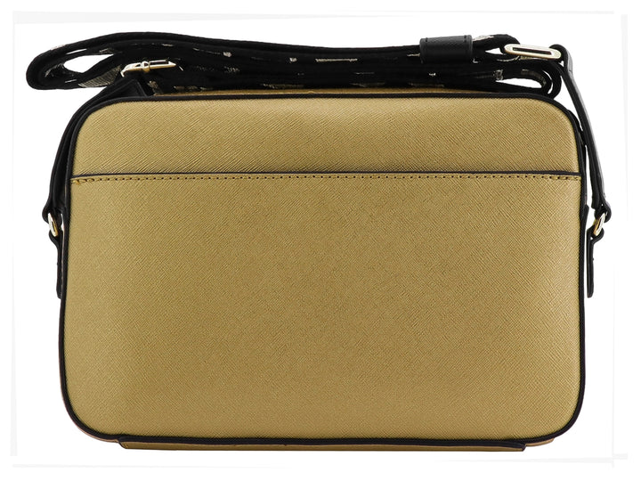 Bolso rectangular dorado con correa negra y estampado frontal de Karl Lagerfeld.