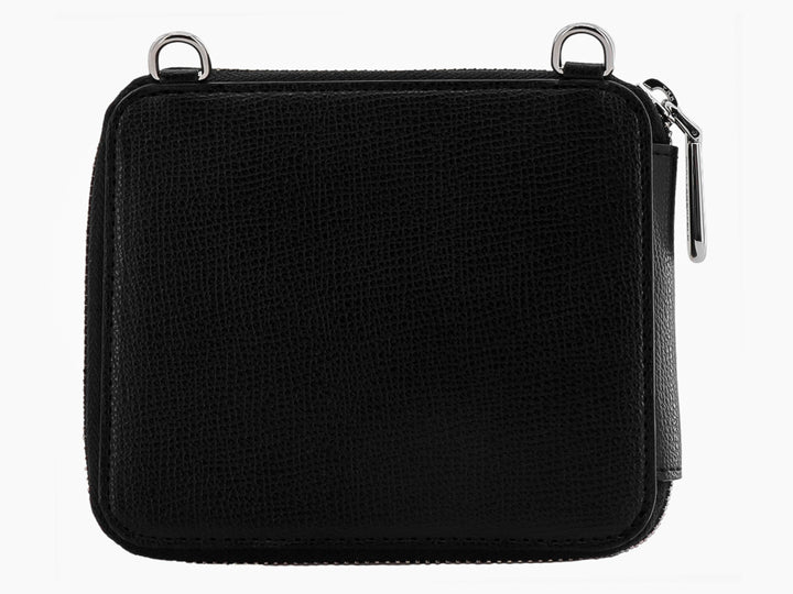 Bolso pequeño negro de Karl Lagerfeld con diseño frontal de cara de gato con lentes beige y nariz de corazón rojo.