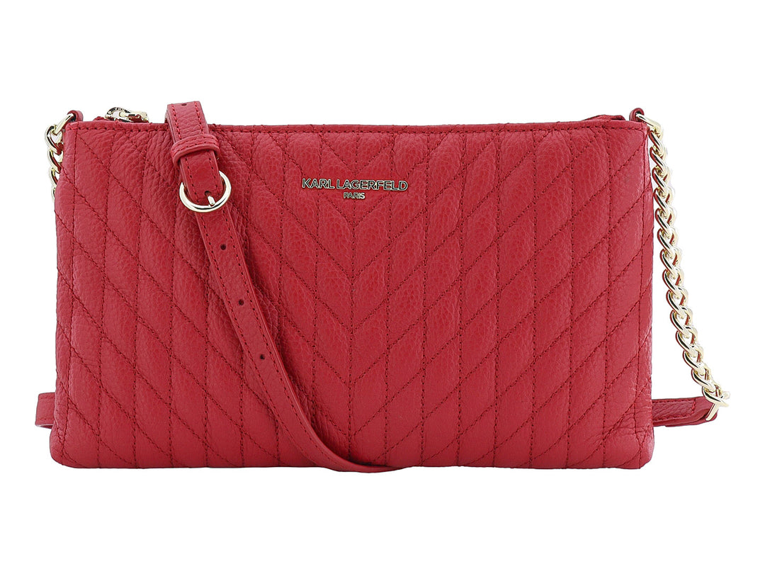 Bolso de hombro Karl Lagerfeld color rojo carmesí con textura acolchada y correa de cadena dorada.