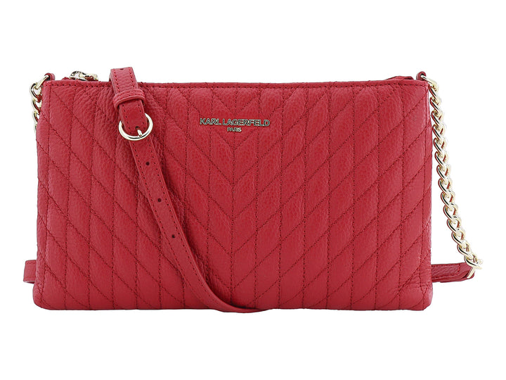 Bolso de hombro Karl Lagerfeld color rojo carmesí con textura acolchada y correa de cadena dorada.