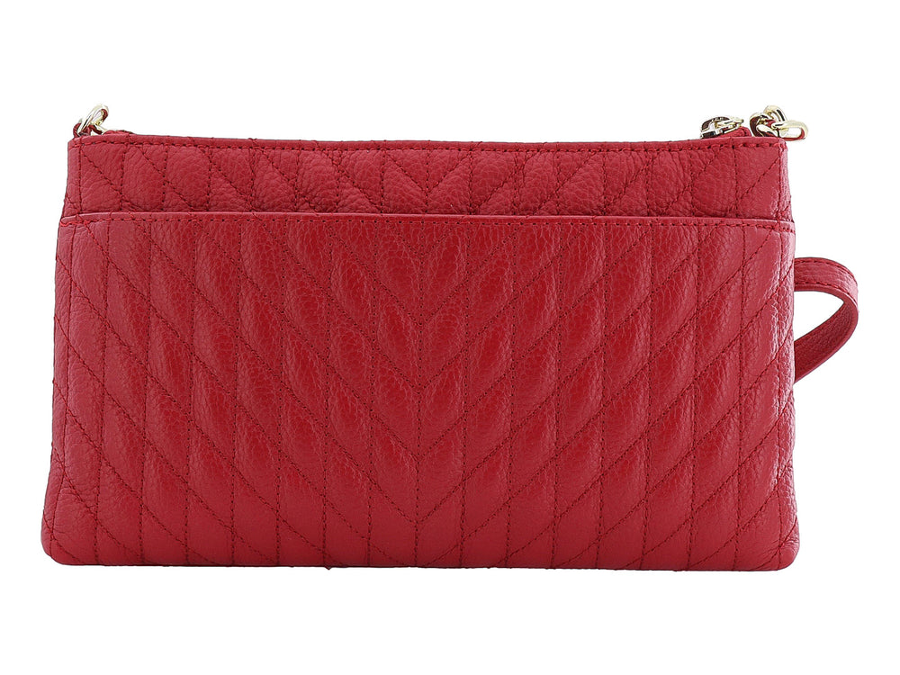 Bolso de hombro Karl Lagerfeld color rojo carmesí con textura acolchada y correa de cadena dorada.