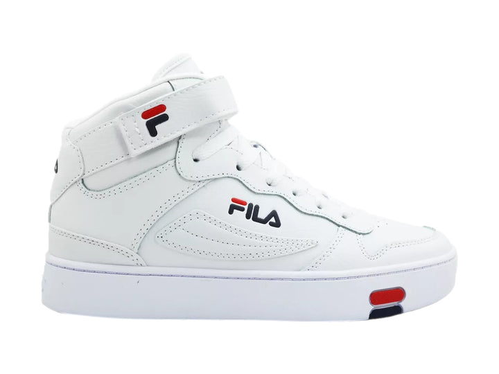 Tenis FILA blancos de corte medio con detalles en rojo y azul marino y correa de velcro en el tobillo.