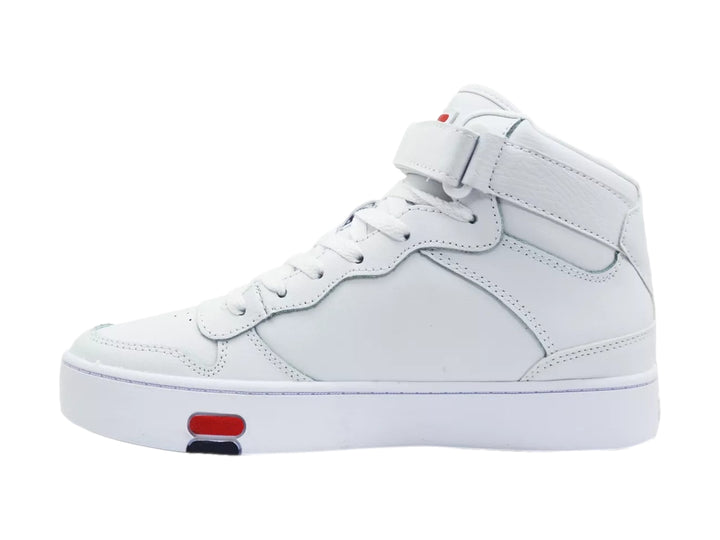 Tenis FILA blancos de corte medio con detalles en rojo y azul marino y correa de velcro en el tobillo.
