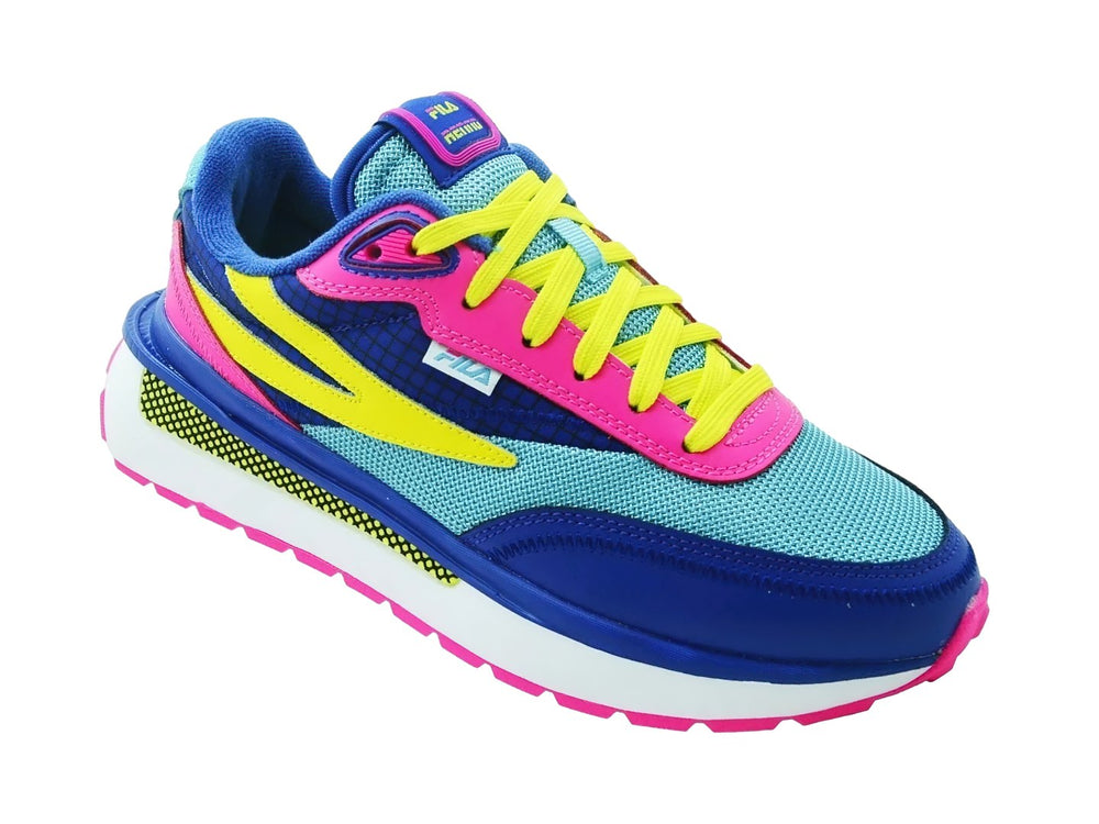 Tenis deportivos FILA en colores azul, amarillo y rosa con suela blanca y detalles neón.