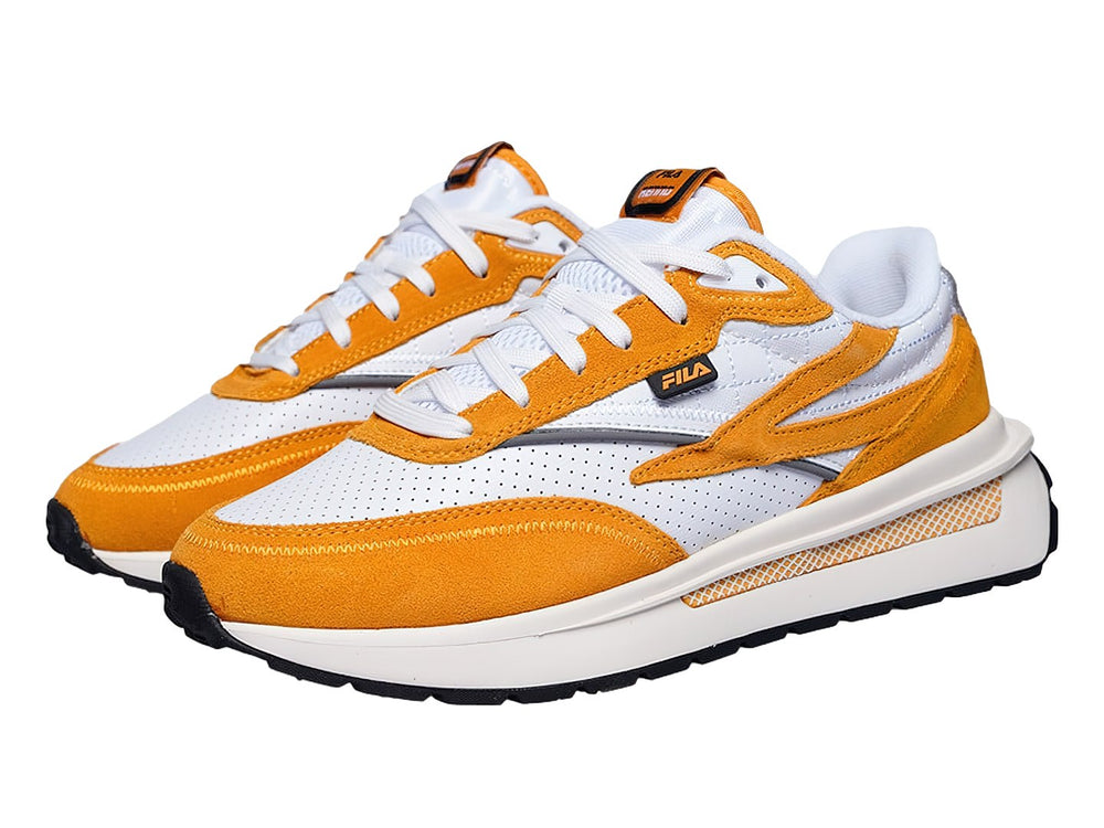 Tenis FILA modelo 1RM en colores amarillo azafrán y blanco con suela blanca y detalles deportivos.