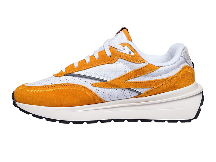 Tenis FILA modelo 1RM en colores amarillo azafrán y blanco con suela blanca y detalles deportivos.