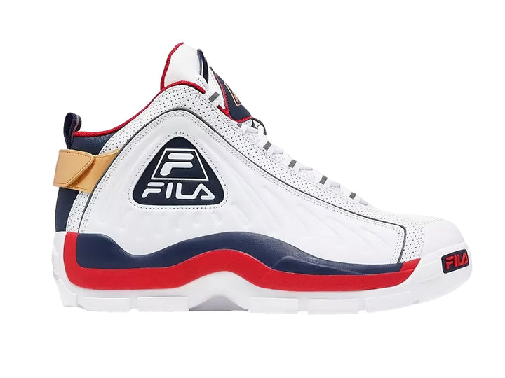 Tenis deportivos FILA de bota en color blanco con franjas azul y rojo y correa dorada en el talón.
