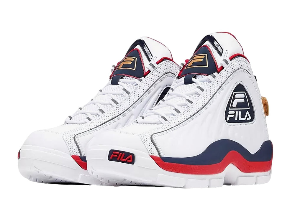 Tenis deportivos FILA de bota en color blanco con franjas azul y rojo y correa dorada en el talón.