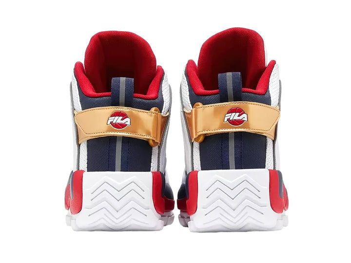 Tenis deportivos FILA de bota en color blanco con franjas azul y rojo y correa dorada en el talón.