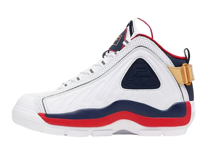 Tenis deportivos FILA de bota en color blanco con franjas azul y rojo y correa dorada en el talón.