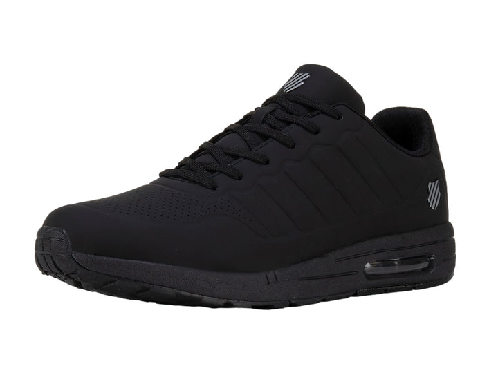 Tenis K-Swiss color negro monocromático con suela amortiguada y diseño deportivo.