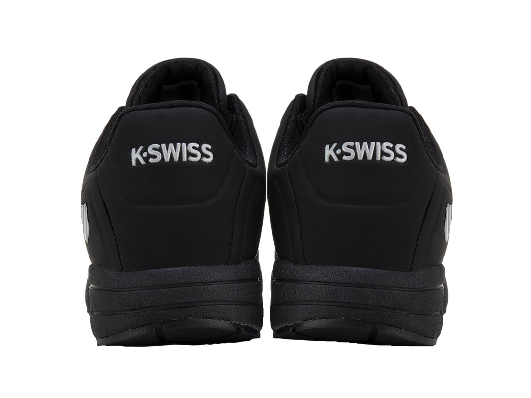 Tenis K-Swiss color negro monocromático con suela amortiguada y diseño deportivo.