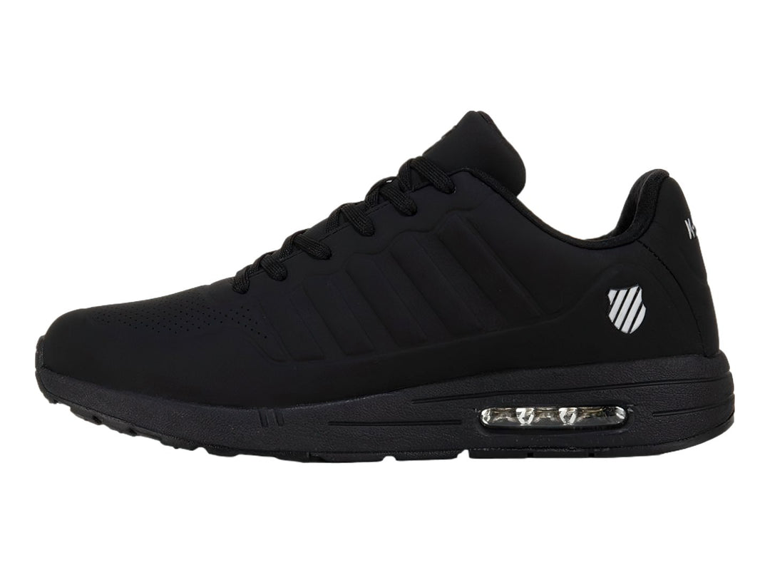 Tenis K-Swiss color negro monocromático con suela amortiguada y diseño deportivo.