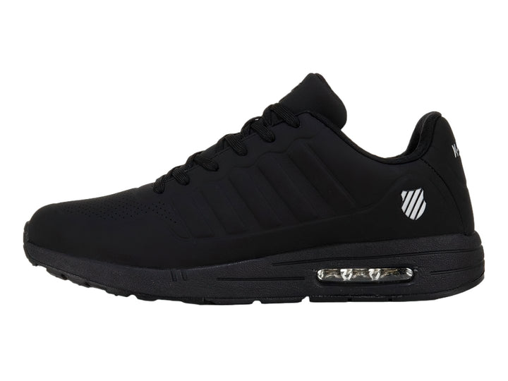 Tenis K-Swiss color negro monocromático con suela amortiguada y diseño deportivo.