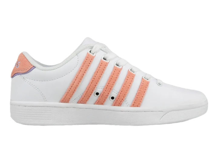 Tenis K-Swiss Court Pro II V color blanco con rayas rosas laterales y suela blanca.
