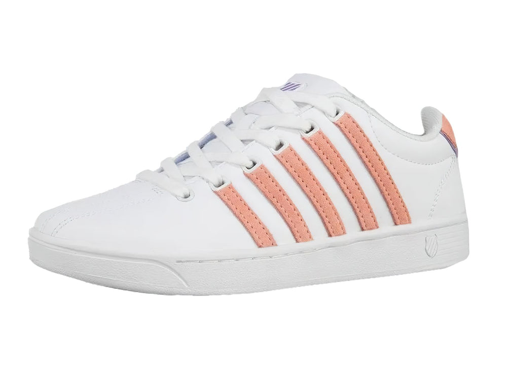 Tenis K-Swiss Court Pro II V color blanco con rayas rosas laterales y suela blanca.