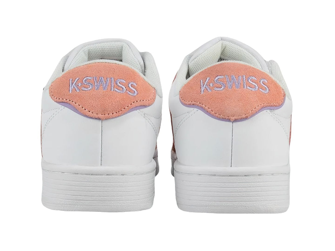 Tenis K-Swiss Court Pro II V color blanco con rayas rosas laterales y suela blanca.