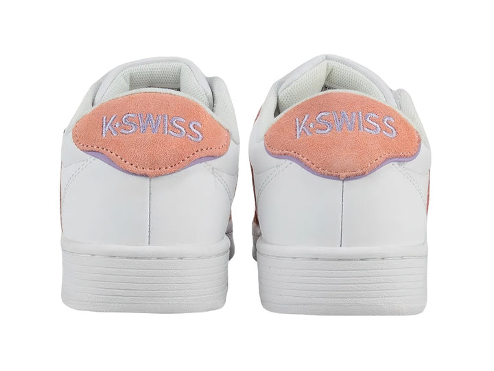Tenis K-Swiss Court Pro II V color blanco con rayas rosas laterales y suela blanca.