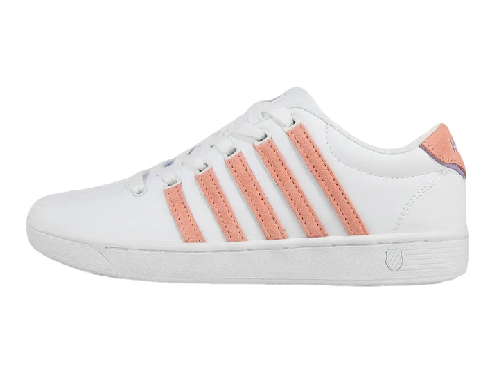 Tenis K-Swiss Court Pro II V color blanco con rayas rosas laterales y suela blanca.