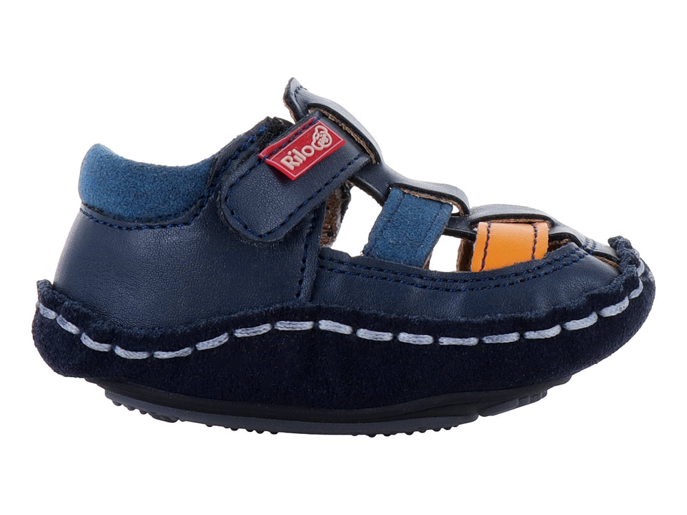 Sandalia para bebé de color azul marino con detalles en naranja y azul claro.