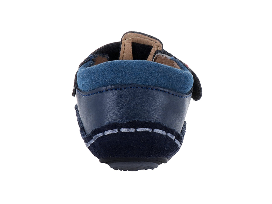 Sandalia para bebé de color azul marino con detalles en naranja y azul claro.