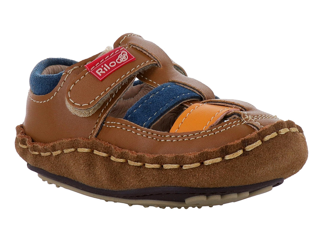 Sandalia infantil color camel con detalles en azul y naranja y costuras decorativas.