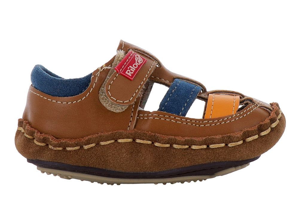 Sandalia infantil color camel con detalles en azul y naranja y costuras decorativas.