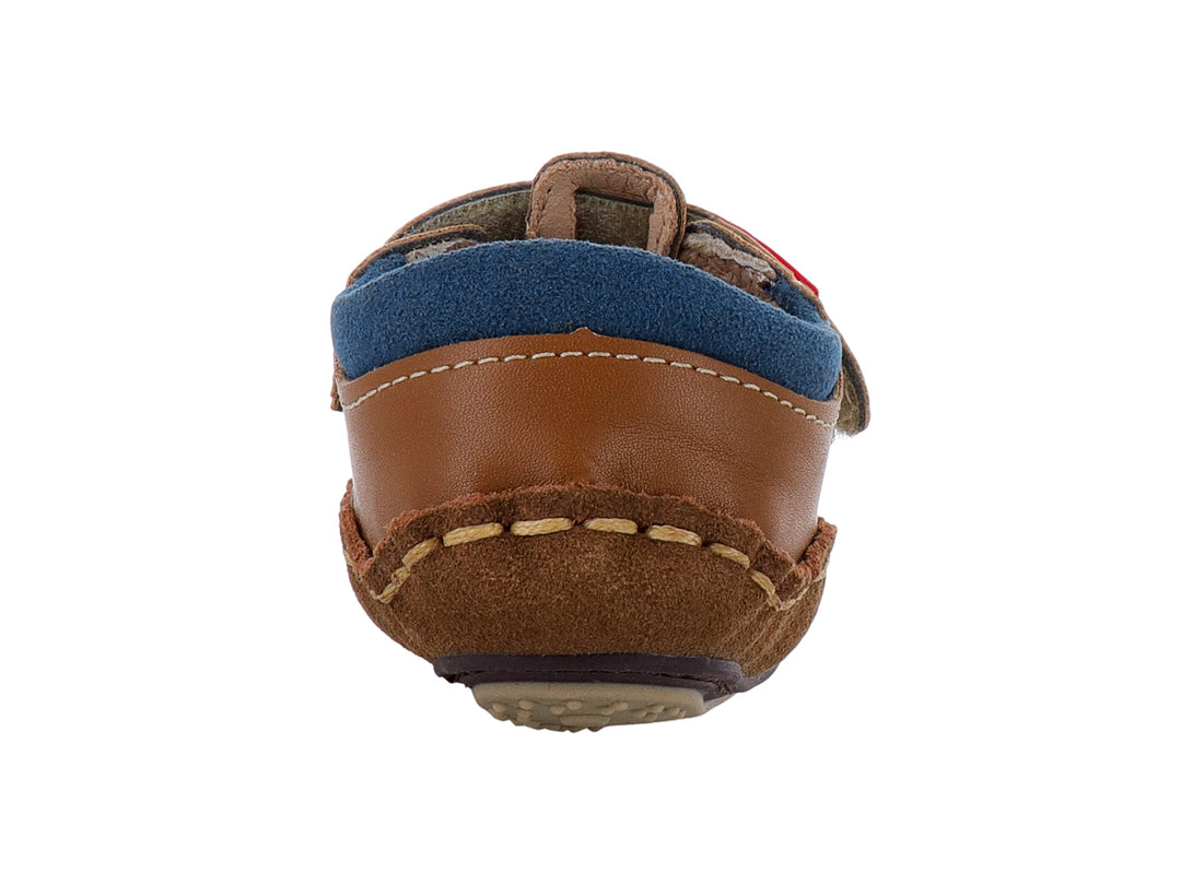 Sandalia infantil color camel con detalles en azul y naranja y costuras decorativas.