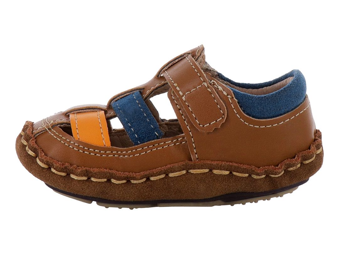 Sandalia infantil color camel con detalles en azul y naranja y costuras decorativas.