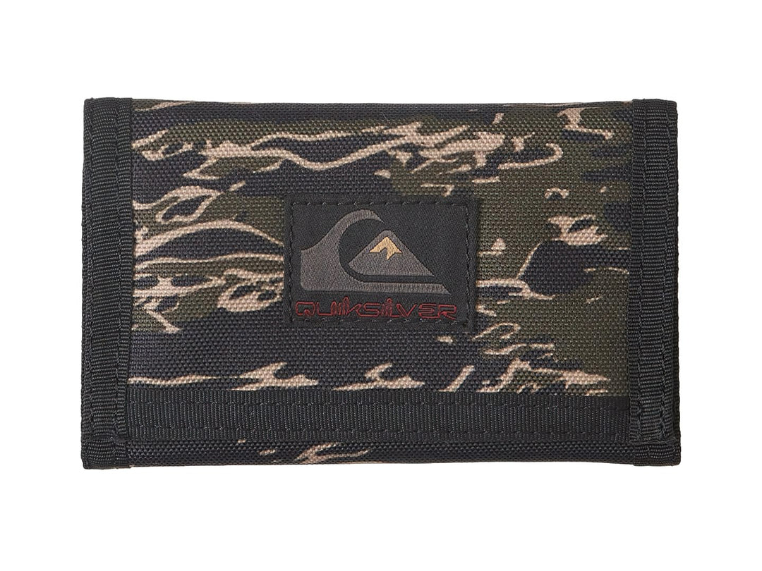 Cartera Quiksilver con diseño de camuflaje en tonos negro, verde y café.