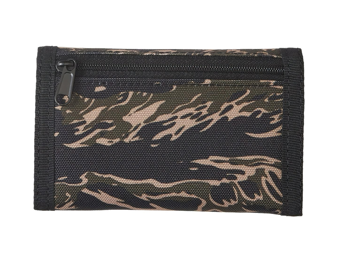 Cartera Quiksilver con diseño de camuflaje en tonos negro, verde y café.