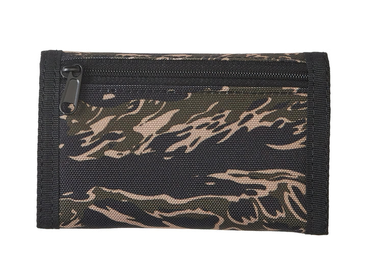 Cartera Quiksilver con diseño de camuflaje en tonos negro, verde y café.