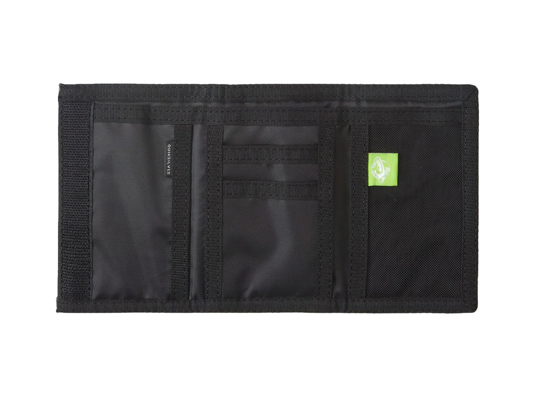Cartera Quiksilver con diseño de camuflaje en tonos negro, verde y café.