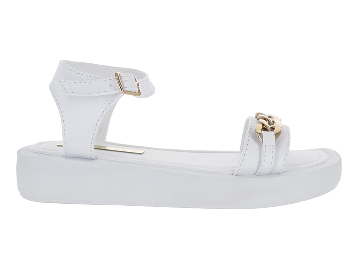 Sandalia blanca de plataforma con detalle de cadena dorada y correa ajustable al tobillo.