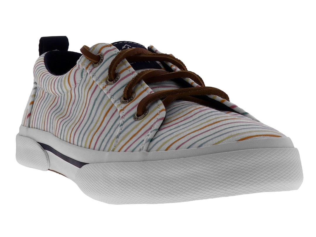 Tenis Sperry blancos con rayas multicolores, agujetas cafés y suela blanca.