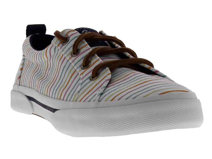 Tenis Sperry blancos con rayas multicolores, agujetas cafés y suela blanca.