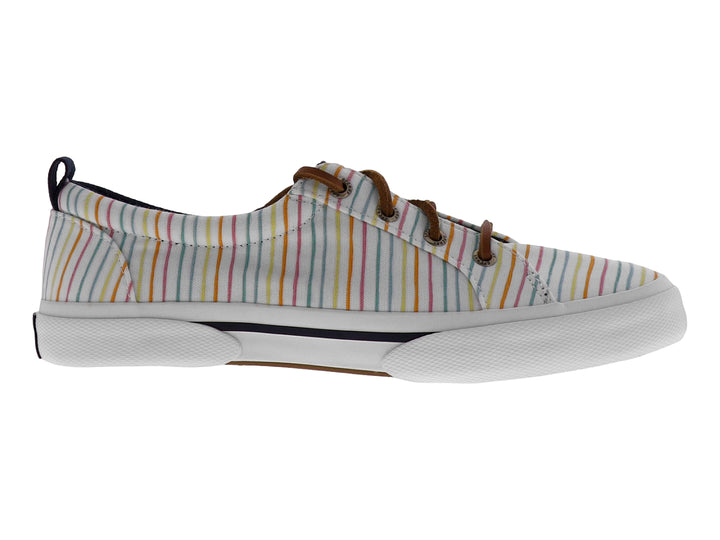 Tenis Sperry blancos con rayas multicolores, agujetas cafés y suela blanca.